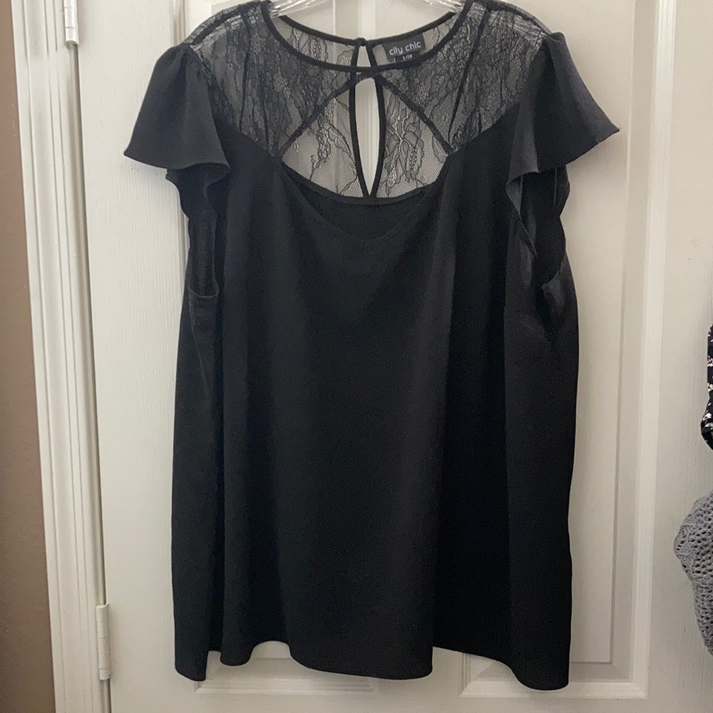 FINAL MARKDOWN Ladies’ city chic Lace-trimmed Top (L/20)